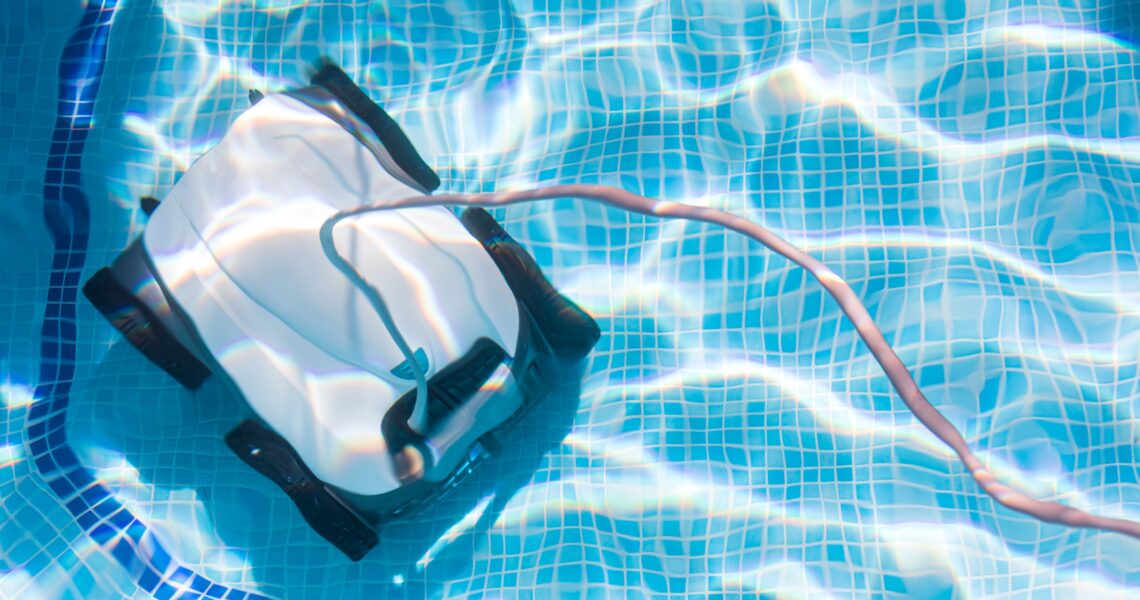 Poolroboter in klarem Wasser