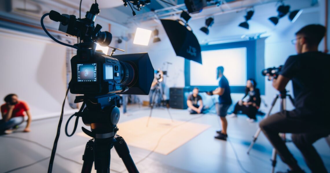 Videoproduktion Köln: Professionelles Filmset mit Kamera, Licht und Produktionsteam in einem Studio