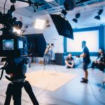 Videoproduktion Köln: Professionelles Filmset mit Kamera, Licht und Produktionsteam in einem Studio