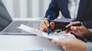 externes Lohnbüro analysiert Finanzunterlagen
